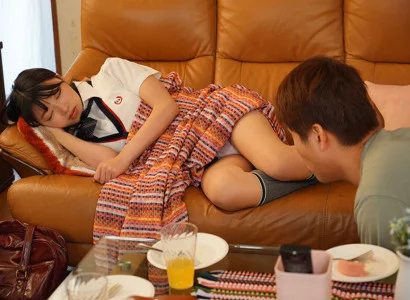 Thằng này đang chịch em gái mới lớn của người yêu