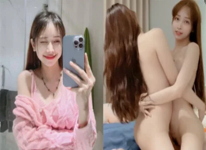 Cặp đôi bạn thân là Lâm Thái Vy và bạn của cô ấy móc bím trên nền tảng phát trực tiếp