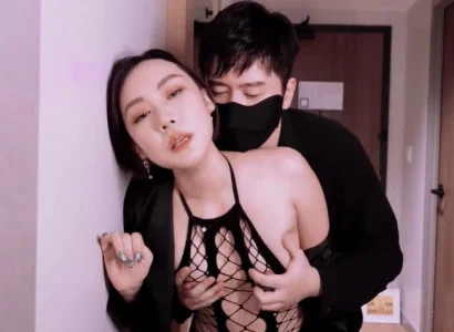 Bà xã bán thân cho sếp để thanh toán nợ cho chồng