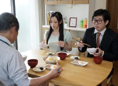 Quá nứng, con dâu banh vùng kín ra cho bố chồng phang