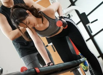 Người phụ nữ thiếu thốn và anh PT may mắn làm tình liên tục